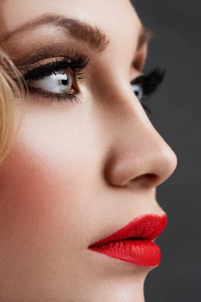 Retrato Moda Mujer Joven Con Maquillaje — Foto de Stock