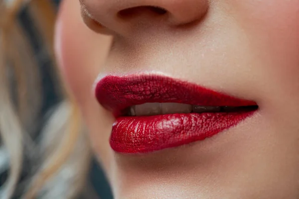 女の赤い唇クローズアップビュー — ストック写真
