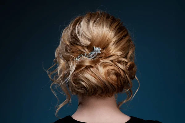 Ung Elegant Blond Kvinna Hår Styling — Stockfoto