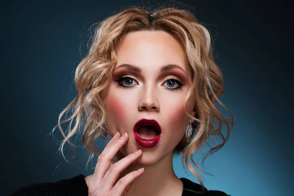 Jovem Mulher Loira Elegante Moda Retrato Emocional Com Maquiagem — Fotografia de Stock