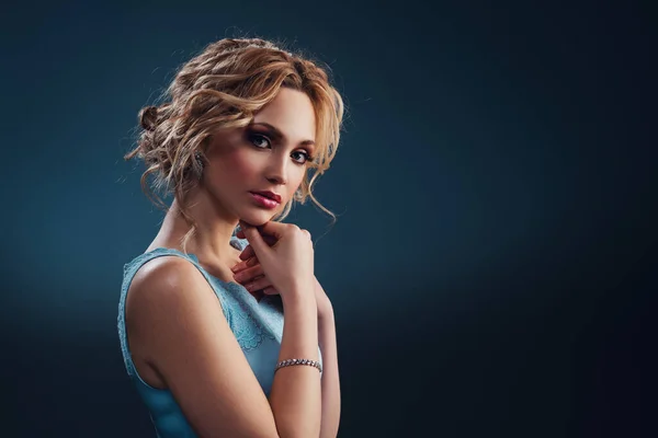Junge Elegante Blonde Frau Blauen Kleid Modeporträt — Stockfoto