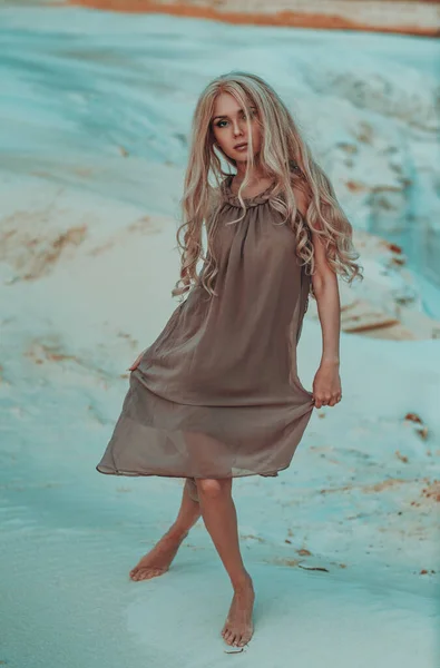 Young Slim Woman Walking Desert Landscape — Stock Photo, Image