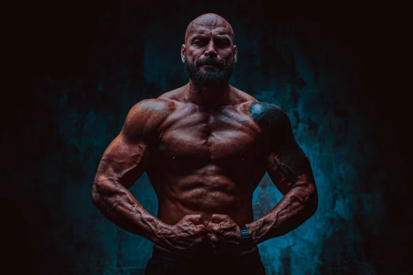 Sterke Man Bodybuilder Donkere Achtergrond — Stockfoto