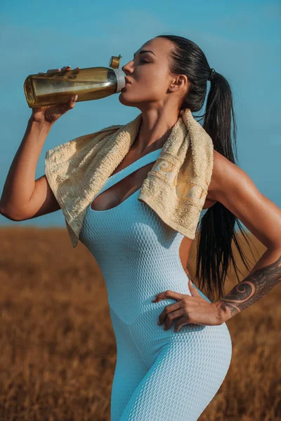 Ung Idrottskvinna Stående Med Flaska Vatten Efter Träning Tatuering Kroppen — Stockfoto