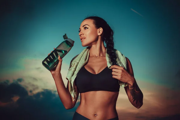 Jonge Sportvrouw Met Fles Water Training Tatoeage Het Lichaam — Stockfoto