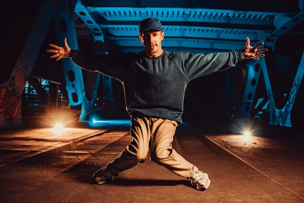 Νέοι Cool Άνθρωπος Διάλειμμα Χορευτής Ποζάρουν Στην Αστική Γέφυρα Βράδυ — Φωτογραφία Αρχείου
