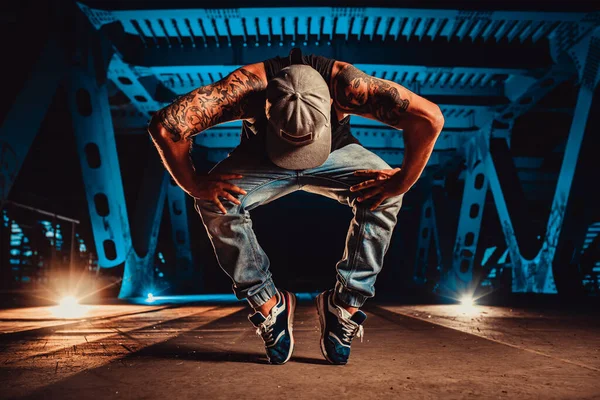 Mladý Cool Muž Break Dance Pózování Městském Mostě Noci Tetování — Stock fotografie