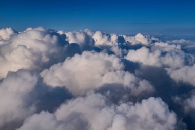 Bulutlar ve gökyüzü uçaktan fışkırıyor.