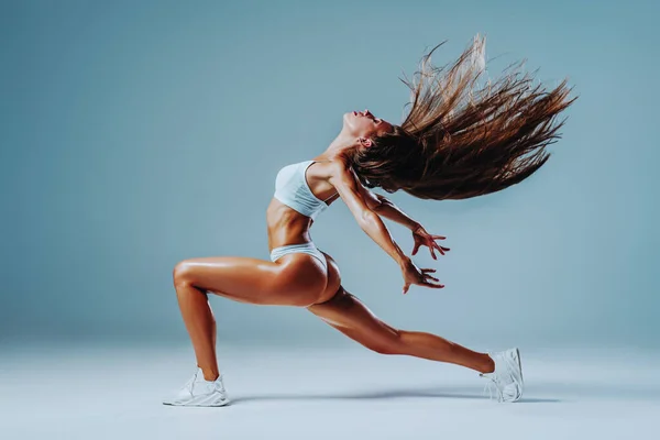 Joven Mujer Fitness Bailando Sacudiendo Cabello Sobre Fondo Blanco Pared — Foto de Stock