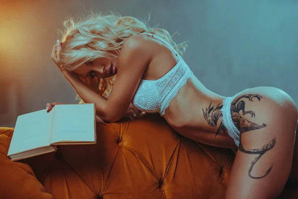 Jovem Mulher Lingerie Posando Com Livro Tatuagem Corpo — Fotografia de Stock