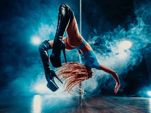 Genç Kadın Striptizci Karanlık Stüdyoda Dumanla Vücudunda Dövmeyle Takla Atıyor — Stok fotoğraf