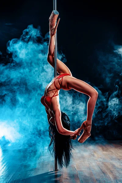 Junge Pole Tänzerin Posiert Vor Dunklem Hintergrund Mit Blauem Rauch — Stockfoto