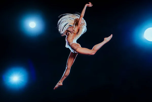 Joven Mujer Rubia Saltando Sobre Fondo Oscuro Con Luces Azules —  Fotos de Stock