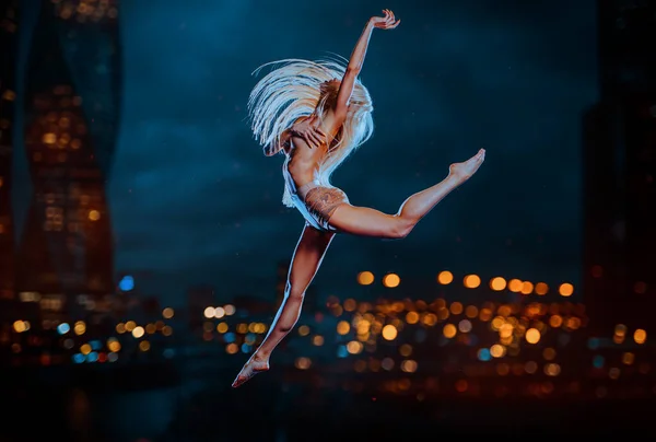 Молодая Блондинка Прыгающая Фоне Города Сумерках — стоковое фото