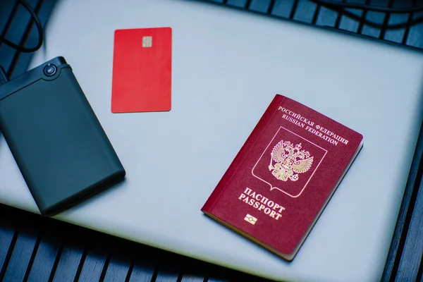 俄罗斯外国护照 信用卡 Ssd驱动器和手提电脑旅行概念 — 图库照片