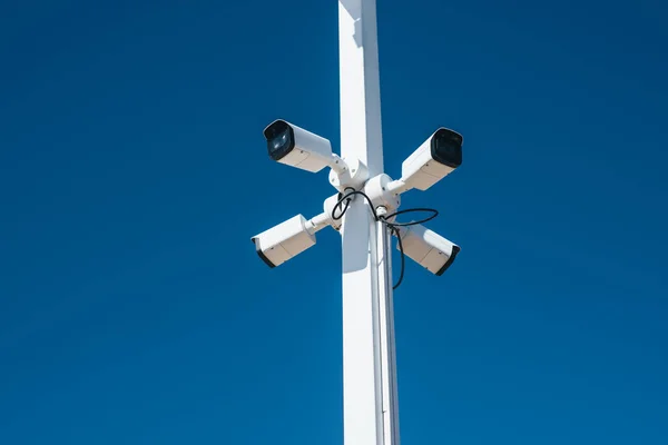 Mavi Gökyüzü Arka Planındaki Bir Direkte Güvenlik Kameraları — Stok fotoğraf