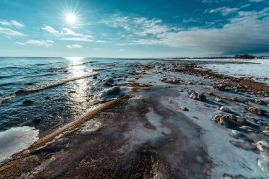 Güneşli bir günde, Kırgızistan, Issyk-Kul 'un geniş açılı göl manzarası