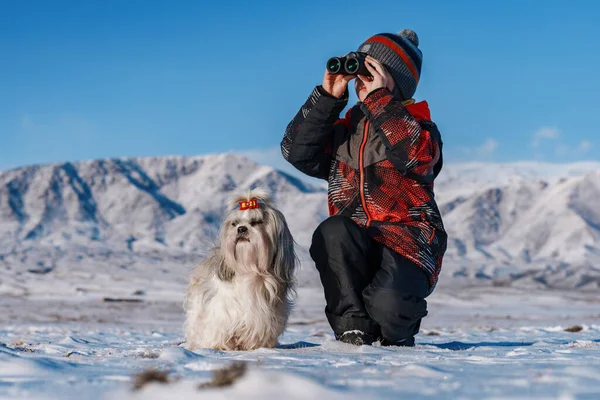 Ребенок Биноклем Собакой Позирует Фоне Гор Зимой — стоковое фото