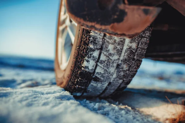 Αυτοκίνητο Ελαστικών Στο Χιόνι Χειμώνα Εστίαση Στο Πέλμα Ελαστικών — Φωτογραφία Αρχείου