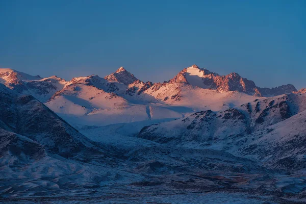Bergen Winter Kirgizië Landschap Bij Zonsondergang — Stockfoto