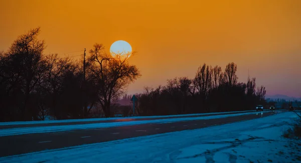 吉尔吉斯斯坦冬季道路上的落日 — 图库照片