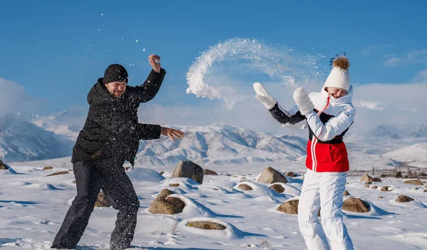 Genç Adam Kadın Kış Mevsiminde Dağlarda Kartopu Oynuyorlar — Stok fotoğraf