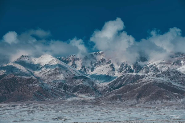 吉尔吉斯斯坦冬季山地景观 — 图库照片
