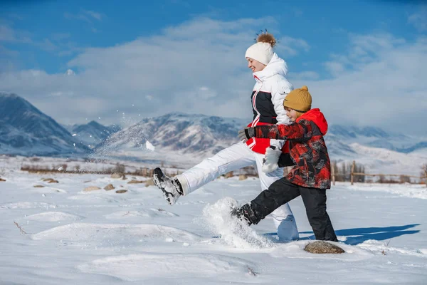 Jonge Vrouw Met Kind Wandelen Sneeuw Bergen Achtergrond Zonnige Dag — Stockfoto