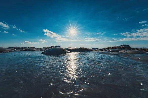 Замерзшая Вода Озере Холодную Зимнюю Погоду Кыргызстан Иссык Куль — стоковое фото