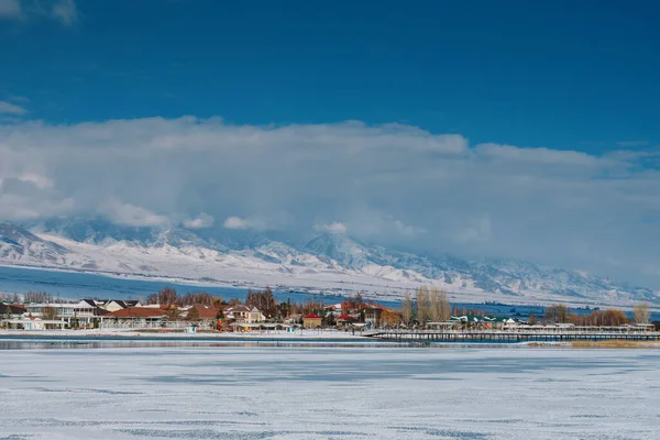 Villaggio Vicino Lago Montagne Paesaggio Invernale Kirghizistan Issyk Kul — Foto Stock
