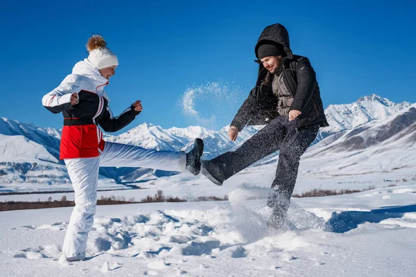 Genç Adam Kadın Kış Mevsiminde Dağlarda Eğleniyorlar — Stok fotoğraf