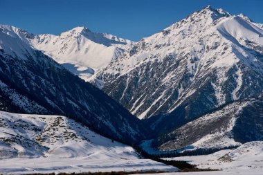 Kış Dağları Kırgızistan manzarası
