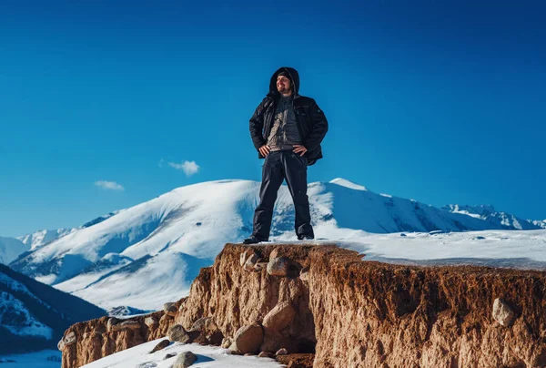 Jeune Homme Souriant Touriste Debout Sur Montagne Saison Hiver — Photo