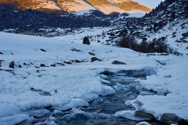 Bergen Uitzicht Rivier Winter Kirgizië Landschap — Stockfoto