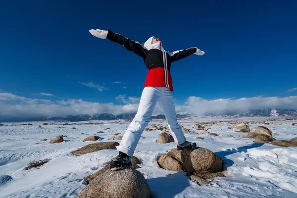 Genç Bayan Turist Kış Dağlarında Taşların Üzerinde Duruyor — Stok fotoğraf
