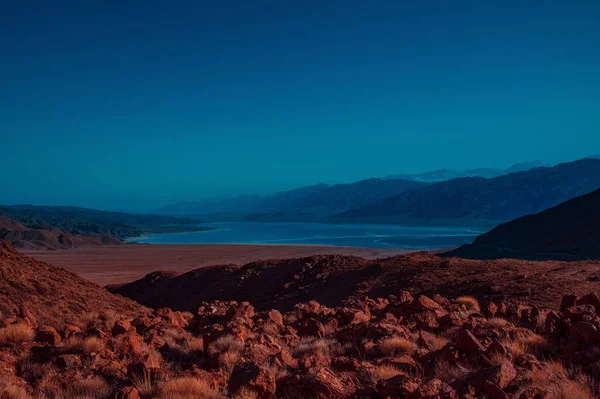Berge Kirgisistan Landschaft Mit See Dunkle Dramatische Farben — Stockfoto