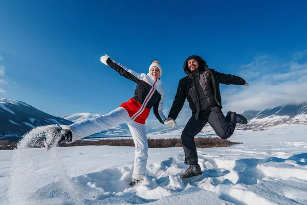 Νεαρός Ευτυχισμένος Άνδρας Και Γυναίκα Πηδούν Βουνά Φόντο Κατά Χειμερινή — Φωτογραφία Αρχείου