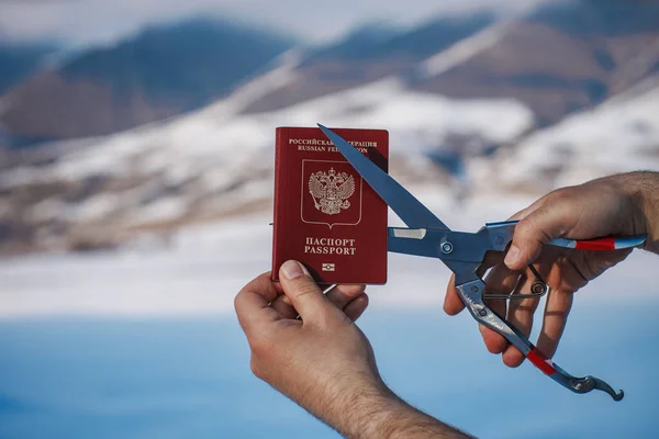 Człowiek Cięcia Rosyjski Paszport Tle Gór Koncepcja Imigracji — Zdjęcie stockowe