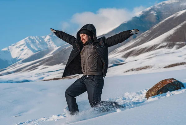 年轻的游客在冬季从山上滑落 — 图库照片