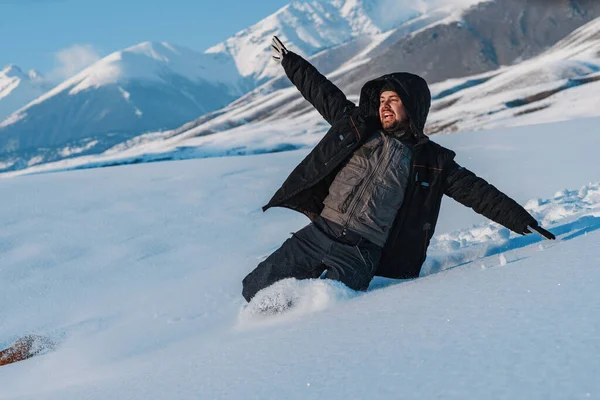 Junger Mann Rutscht Bei Wintersaison Vom Berg — Stockfoto