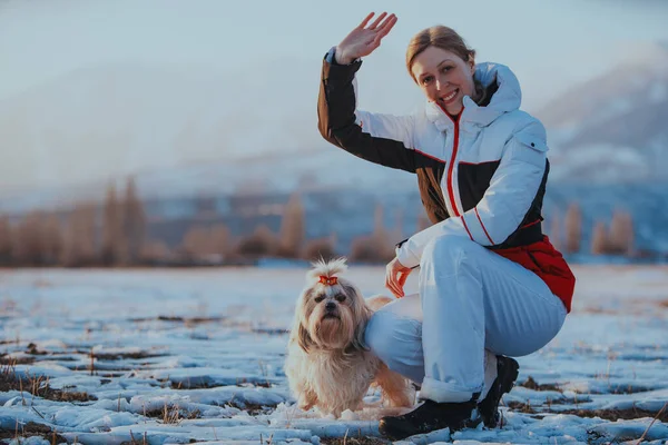 Νεαρή Γυναίκα Τουρίστας Κάθεται Σκυλί Στο Φόντο Βουνά Χειμώνα — Φωτογραφία Αρχείου