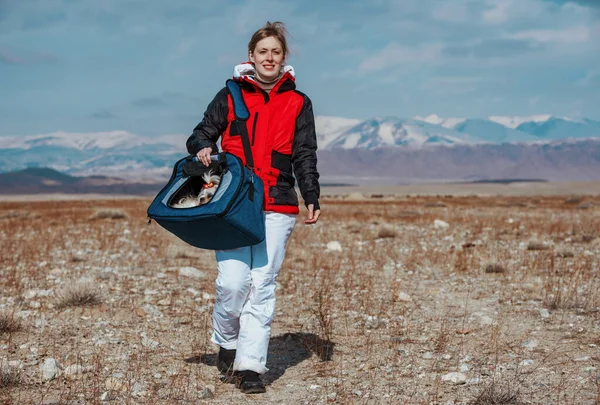 Mujer Joven Viajando Con Shih Tzu Perro Bolsa Invierno Montañas — Foto de Stock