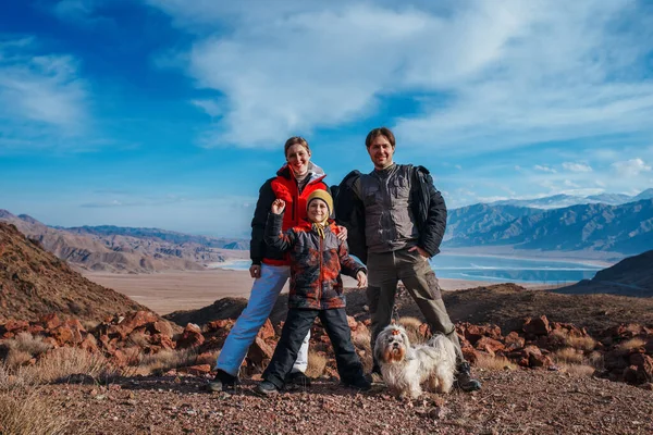 Padre Madre Hijo Perro Familia Feliz Posando Fondo Las Montañas —  Fotos de Stock
