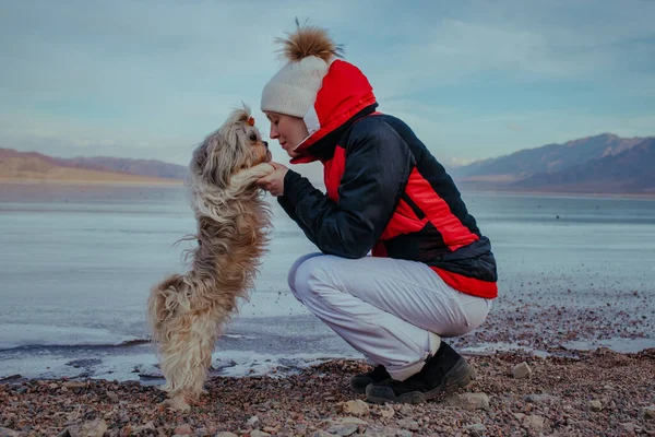 Jonge Vrouw Toerist Met Hond Poseren Bevroren Meer Achtergrond Winter — Stockfoto