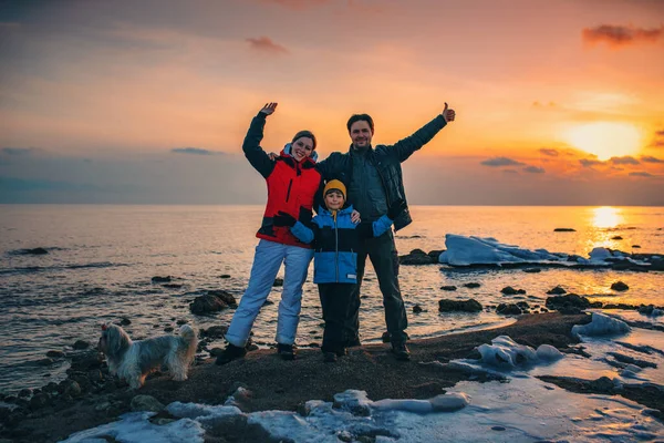 Otec Matka Syn Pes Šťastný Rodina Pózuje Pozadí Jezera Západ — Stock fotografie
