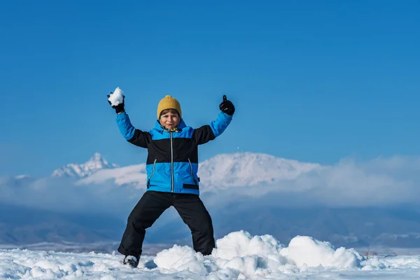 Kind Posiert Winter Auf Bergkulisse — Stockfoto