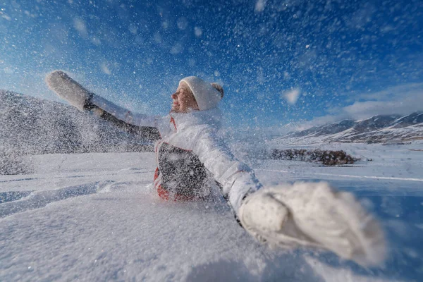 Jonge Glimlachende Vrouw Vallen Sneeuw Bergen Achtergrond Winter Seizoen — Stockfoto
