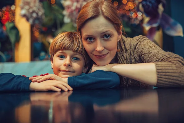 カフェの肖像画に座っている母親と子供 — ストック写真
