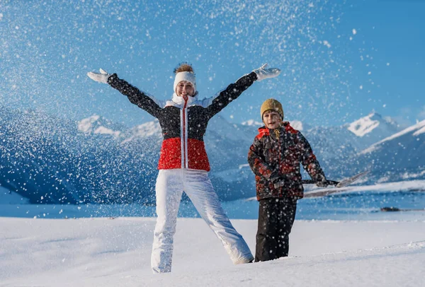 Frau Und Kind Mit Schaufel Amüsieren Sich Auf Winterlicher Bergkulisse — Stockfoto