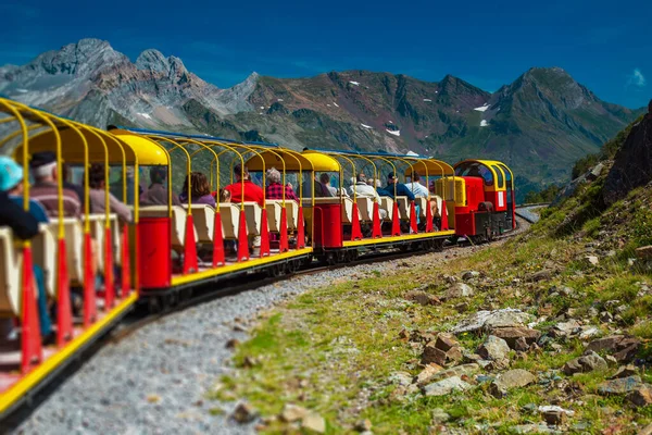 Roter Zug Den Alpen Befördert Touristen — Stockfoto